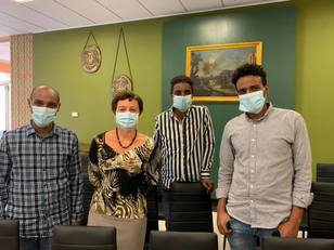 Alessandra Carucci con i tre studenti eritrei