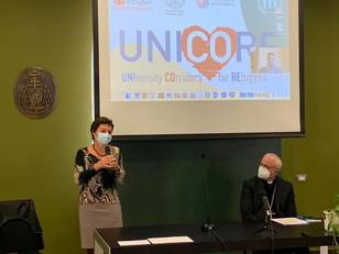 L'intervento di Alessandra Carucci alla conferenza stampa. A destra, mons. Giuseppe Baturi, arcivescovo di Cagliari