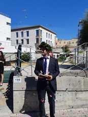 Cagliari. Daniele Angioni il giorno della laurea. Alle sue spalle la struttura del Diee in via Maglias