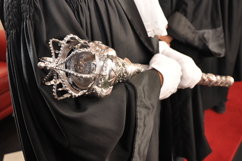 Custodita nella Sala dei Rettori, la mazza rappresenta il potere in Ateneo: da sempre precede il corteo che apre l'inaugurazione dell'Anno accademico e viene depositata sullo scranno pi&ugrave; alto in Aula Magna per tutta la durata della cerimonia