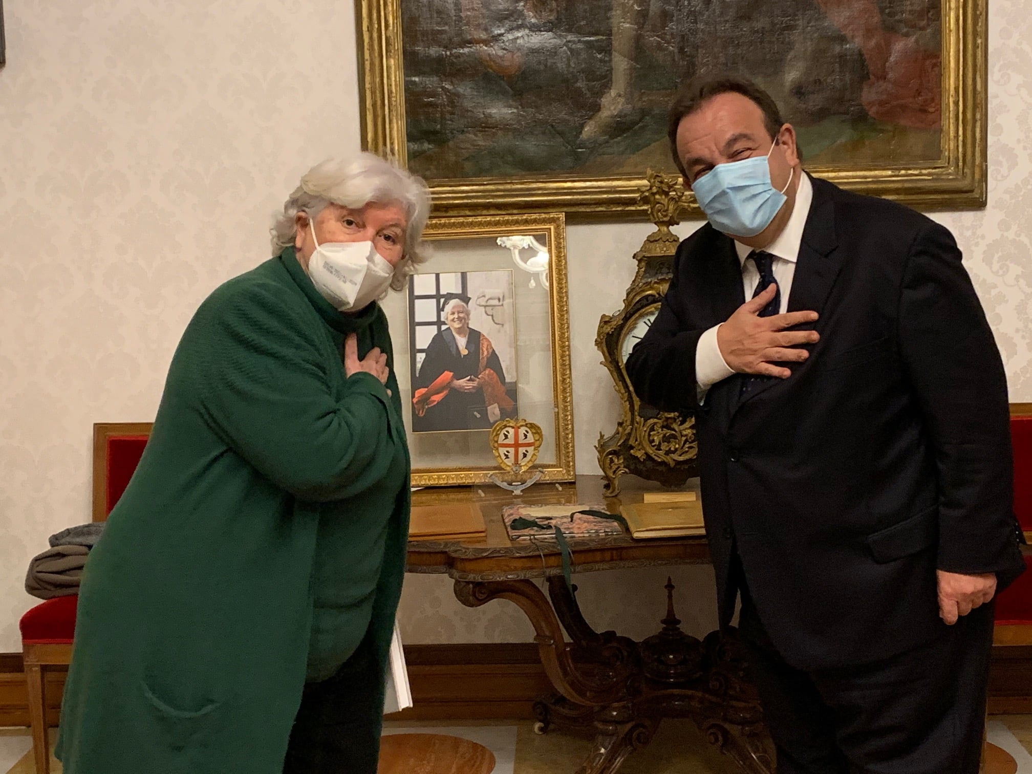 Il Rettore di UniCa Maria Del Zompo saluta Gavino Mariotti, Rettore dell'Universit&agrave; di Sassari