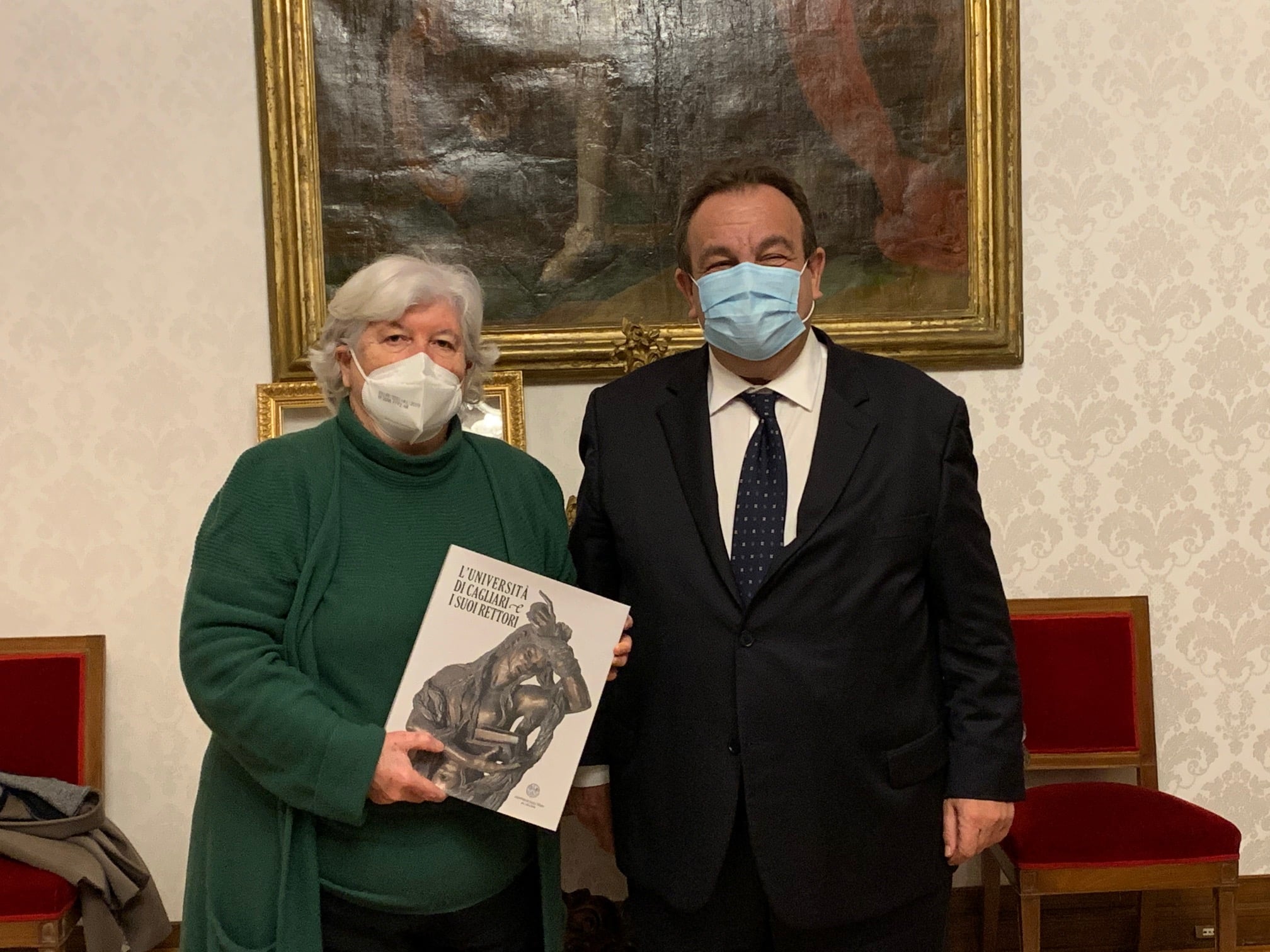 Maria Del Zompo ha omaggiato il Rettore dell'Universit&agrave; di Sassari del volume "L'Universit&agrave; di Cagliari e i suoi Rettori" recentemente pubblicato