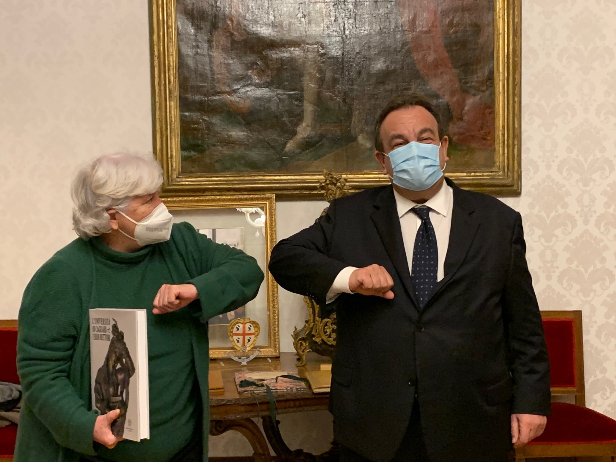 Il saluto tra i due Rettori