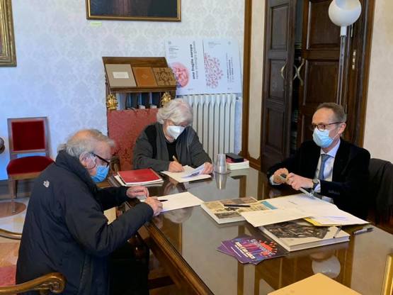 Il Rettore Maria Del Zompo con l'artista Italo Antico e il notaio Gianni Cherchi