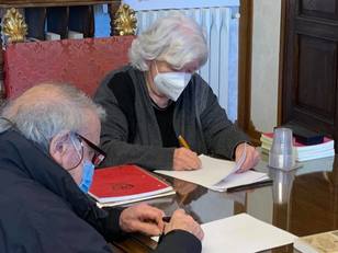 Il momento della firma dell'atto di donazione