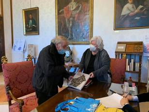 Il Rettore omaggia l'artista Italo Antico del libro "L'Universit&agrave; di Cagliari e i suoi Rettori"