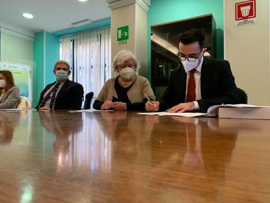 La firma dell'accordo tra Maria Del Zompo e l'assessore Gianni Lampis. A sinistra il prof. Italo Meloni