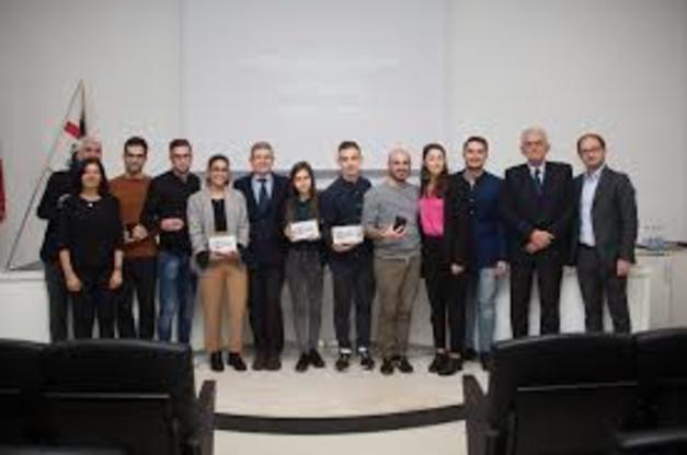 Commissione e studenti in posa in aula magna per una recente edizione del Premio Ichnusa