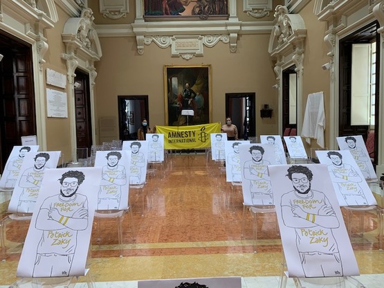 Le sagome di Patrick nell'Aula magna di Palazzo Belgrano