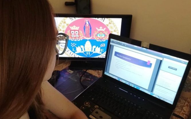 Una foto simbolo della didattica on line (immagine di Veronica Fadda)