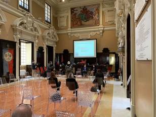 Un momento dell'incontro con i giornalisti nel rispetto delle regole di distanziamento fisico