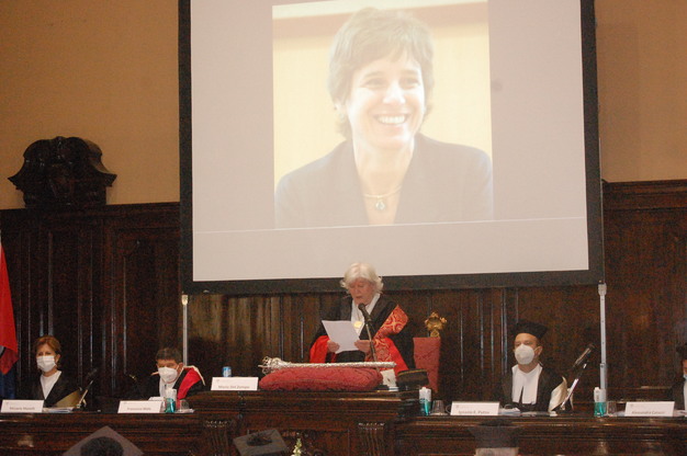 Maria Del Zompo legge il messaggio dl Maria Cristina Messa, Ministro dell'Universit&agrave; e della Ricerca