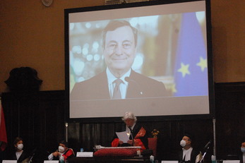Il Rettore legge il messaggio del Presidente del Consiglio dei Ministri Mario Draghi