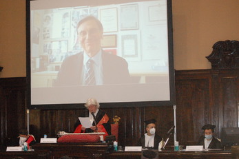 L'immunologo Alberto Mantovani poco prima del suo intervento