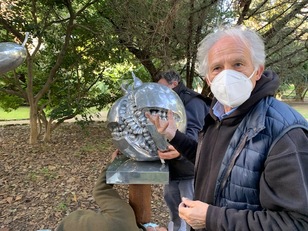 L'artista mostra un'opera installata negli spazi dell'Orto