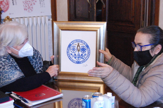 Il Rettore Del Zompo ammira l'opera donata da Chiara Vigo all'Ateneo