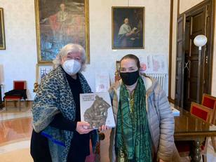 Maria Del Zompo ha donato a Chiara Vigo il volume sulla storia dell'Ateneo ricostruita attraverso i suoi rettori