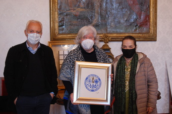 Piero Addis, Maria Del Zompo e Chiara Vigo con l'opera donata