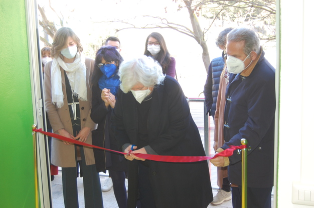 Il taglio del nastro dell'asilo nido