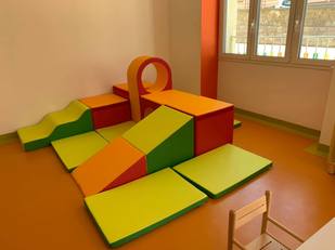 Gli arredi in una delle stanze dell'asilo nido