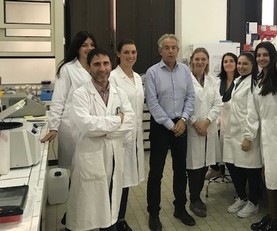 Il team in laboratorio. Da sinistra, Andrea Perra, Lavinia Cabras, Amedeo Columbano, Marta Kowalik, Pia Sulas, Claudia Orrù (da due anni all'Istituto per la  ricerca sul cancro di Candiolo), Marina Serra (borsista)