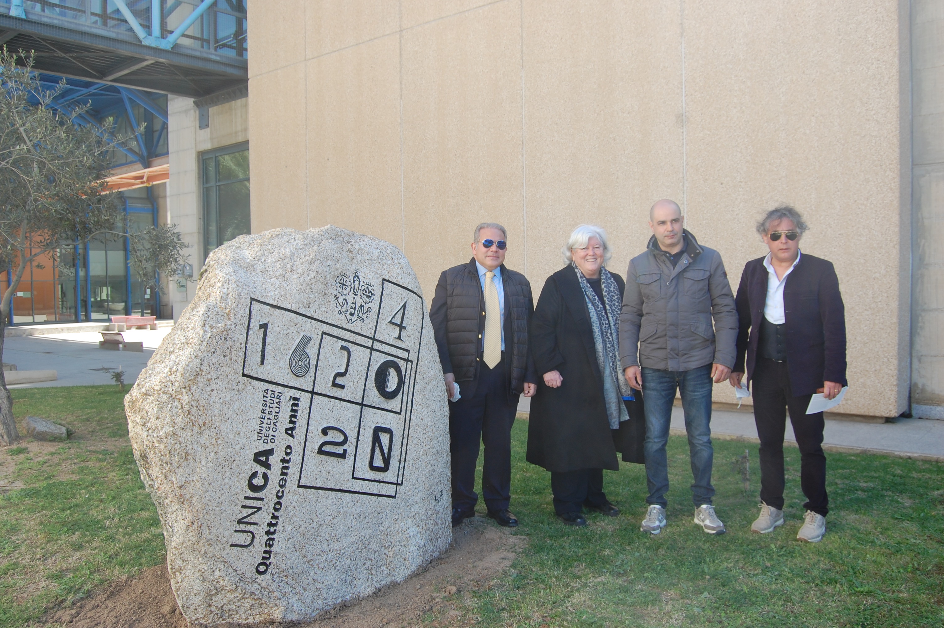 Il DG Aldo Urru, il Rettore Maria Del Zompo, l'artista Luciano Zedda e l'ingegnere Ninni Pillai