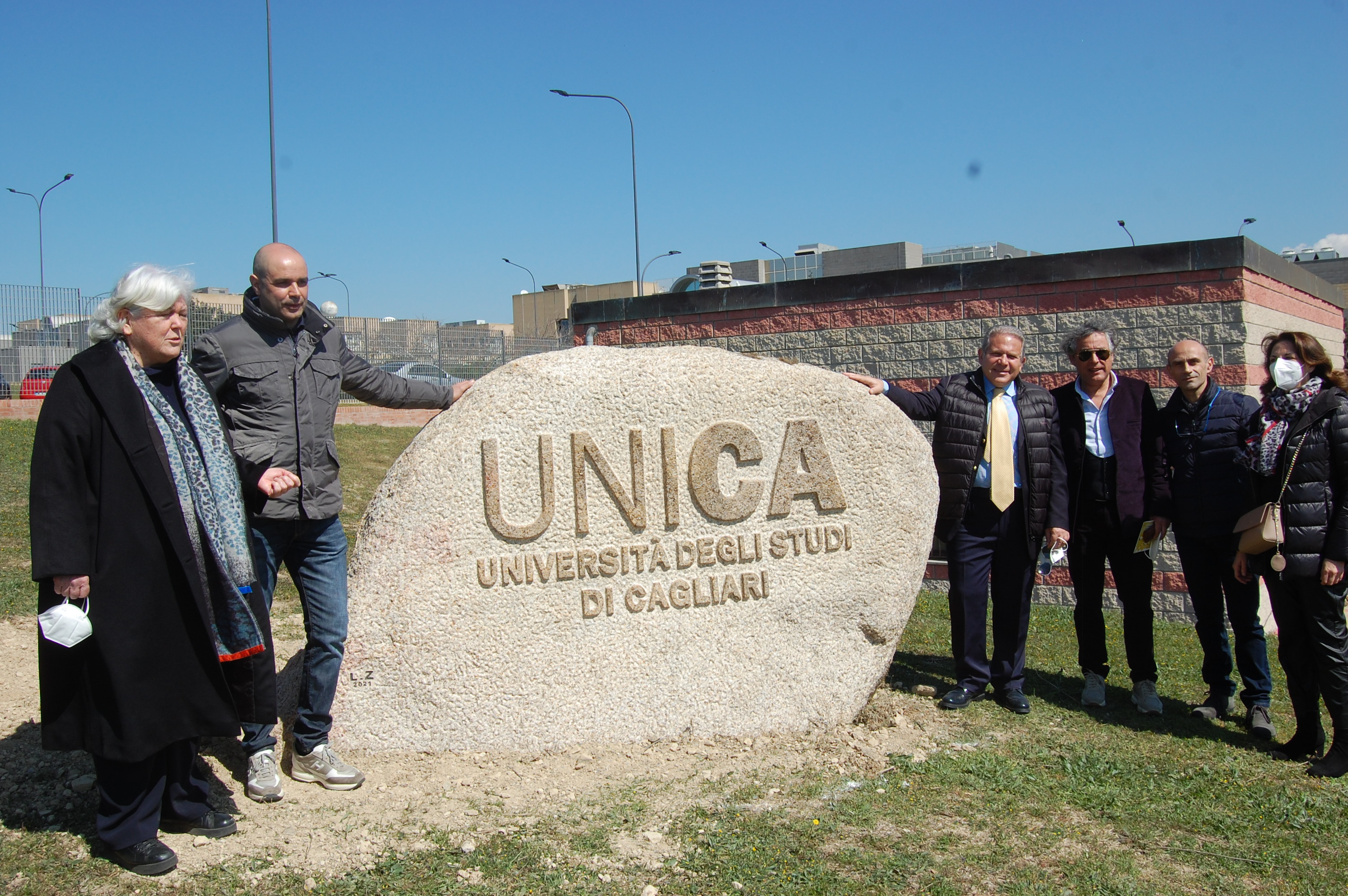 Il logo di UniCa scolpito sulla pietra all'ingresso della Cittadella