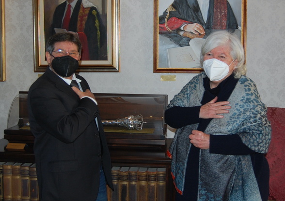 Il gesto di saluto tra Francesco Mola e Maria Del Zompo in epoca COVID