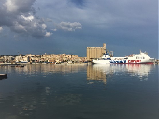 Cagliari. Una veduta del porto del capoluogo regionale