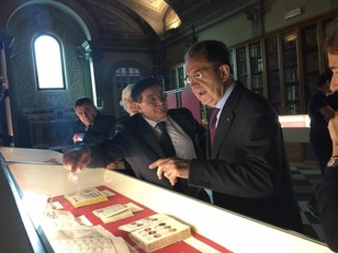 Francesco Mola indica a Romano Prodi le cinquecentine custodite nella Biblioteca universitaria