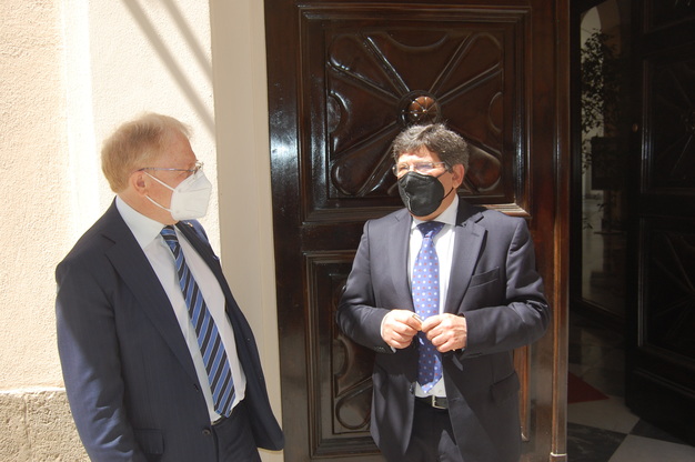 Il Rettore Mola accoglie il Prefetto Tomao davanti a Palazzo Belgrano