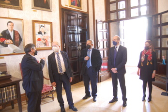 L'accoglienza al Prefetto nella Sala dei Rettori: il Rettore, il Prefetto, il Direttore Generale, il Prorettore vicario, il Capo di gabinetto