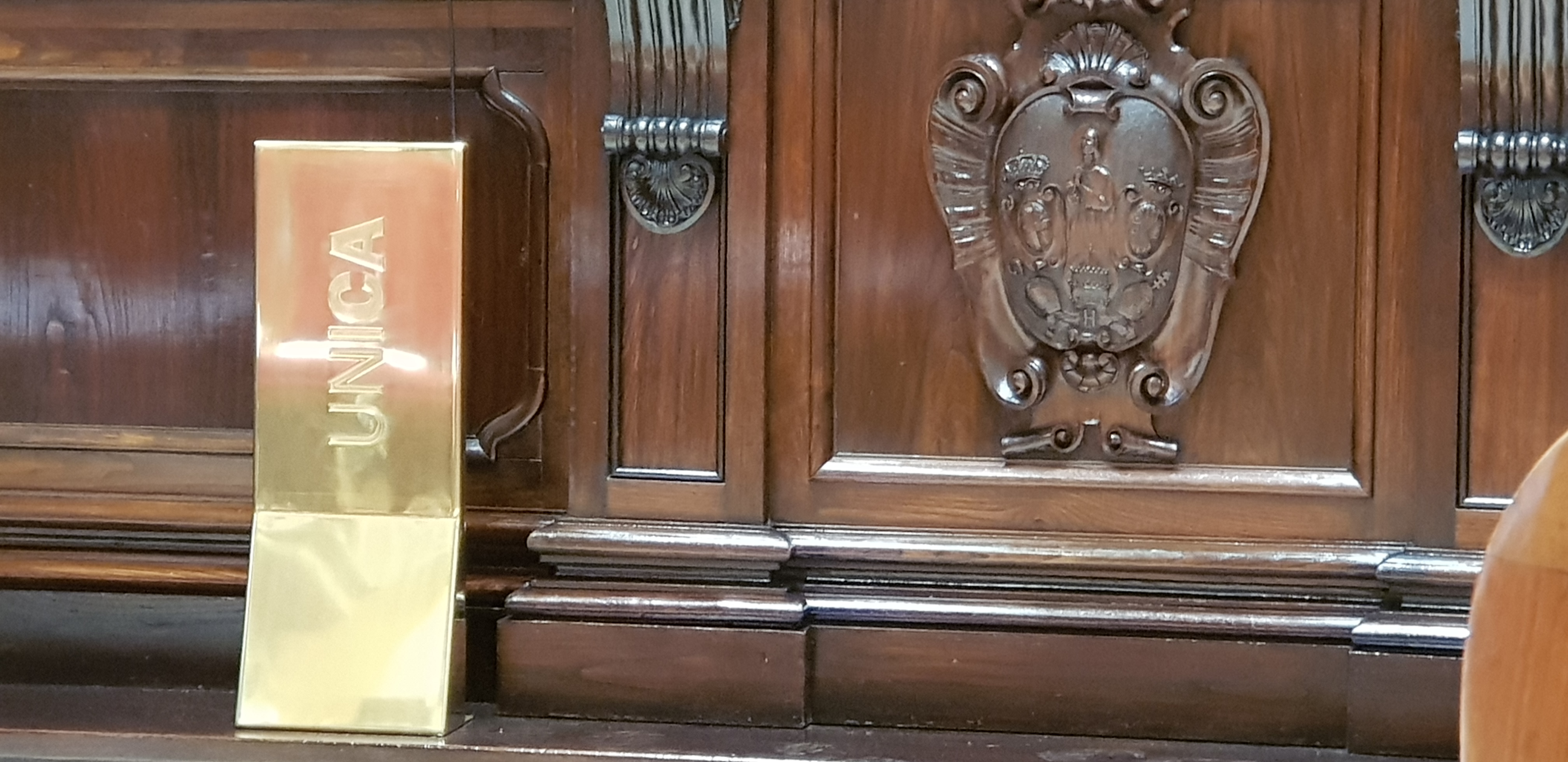 Aula magna, particolare base banco autorit&agrave;