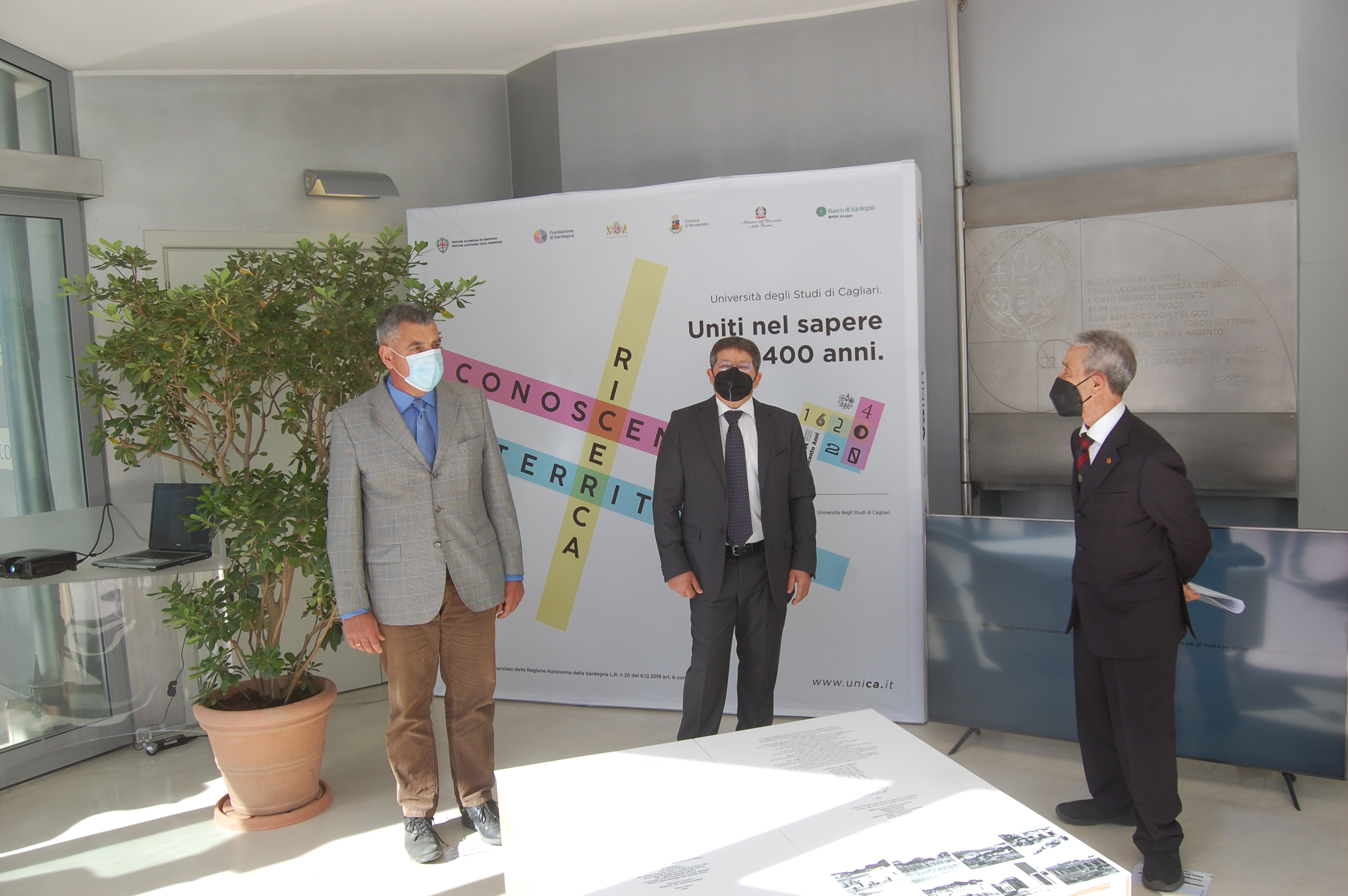 L'inaugurazione della mostra Universit&agrave; e Spazio con il Rettore Francesco Mola, il presidente della facolt&agrave; Corrado Zoppi e il coordinatore del comitato scientifico per le celebrazioni della facolt&agrave; Francesco Ginesu