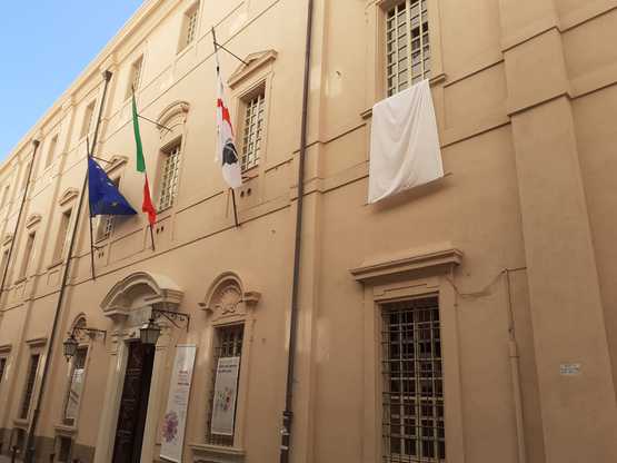 Il lenzuolo bianco sulla facciata di Palazzo Belgrano