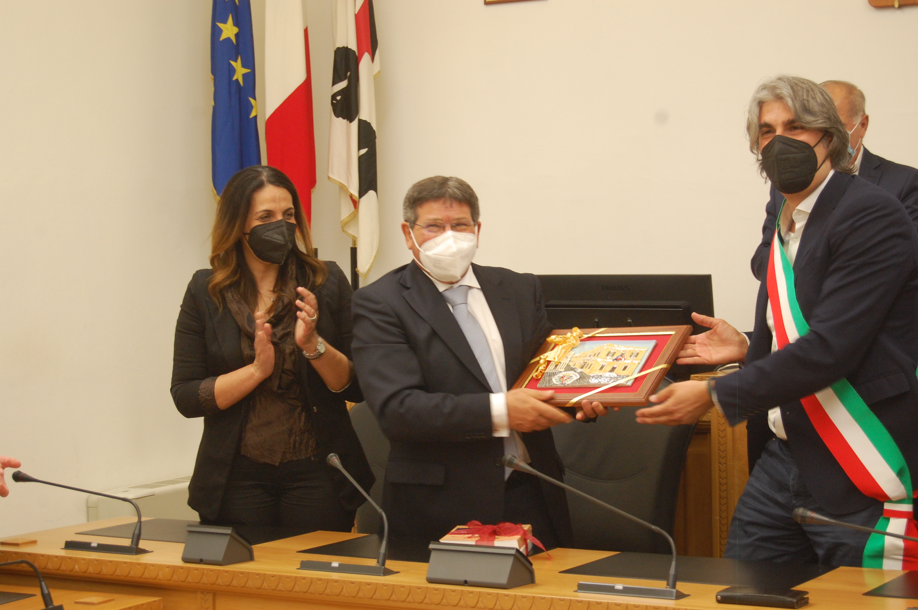 Il sindaco Tomaso Antonio Locci dona al Rettore Francesco Mola una targa celebrativa