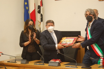 Il Sindaco regala una targa al Rettore a conclusione dell'incontro