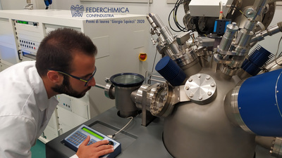 Un'altra foto di Emanuele Porcedda al lavoro nel Dipartimento di Scienze chimiche e geologiche