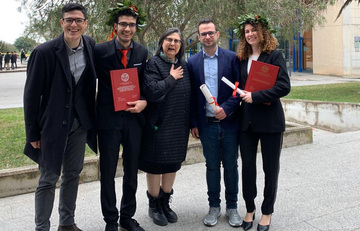 Nella foto la professoressa Antonella Rossi (al centro) con i laureati del 26 febbraio 2020: a sinistra Simone Murgia e Riccardo Serra, a destra Giovanni Emanuele Porcedda e Cristiana Crabiolu