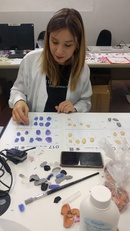 Alessandra Sibiriu (ex studentessa al Diee e Informatica) mentre lavora alla fabbricazione dei falsi