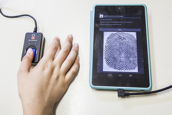 L'immagine simula il furto delle impronte con la foto dello schermo del celllulare senza che la vittima se ne accorga (impronte latenti - photo by Roberto Casula)
