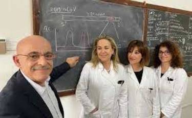 Il professor Orrù con alcune ricercatrici del team di Biologia molecolare
