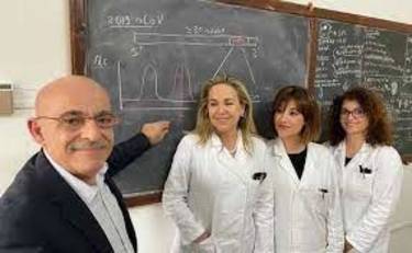 Il professor Orr&ugrave; con alcune ricercatrici del team di Biologia molecolare