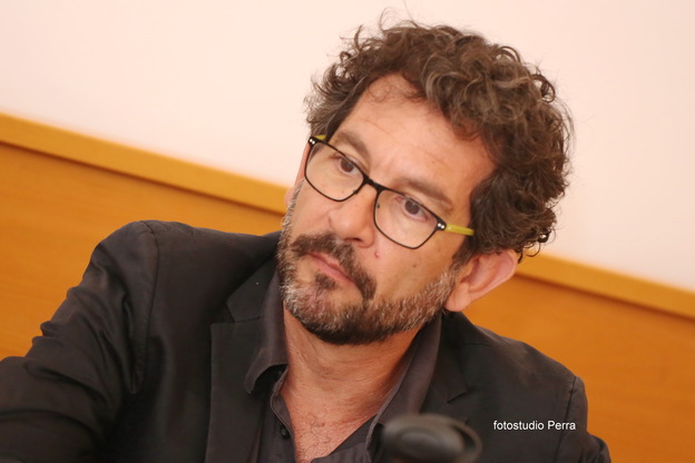 Marco Pitzalis insegna Sociologia dei processi culturali e comunicativi al Dipartimento di Scienze Politiche e Sociali dell’Ateneo cagliaritano