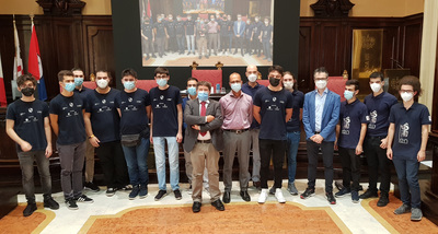 Al centro il magnifico rettore Francesco Mola con tutti i ragazzi e i docenti del CyberChallenge 2021