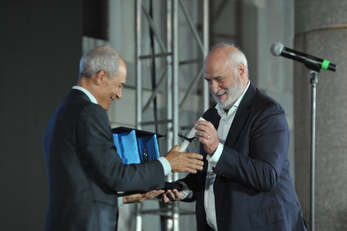 Salvatore Rubino (vicepresidente Fondazione di Sardegna) consegna il premio a Giacomo Cao