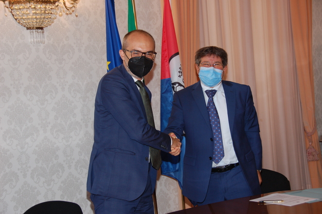 La stretta di mano tra il sindaco Paolo Truzzu e il rettore Francesco Mola