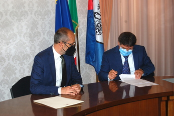 Il momento della firma dell'accordo di cooperazione tra i due enti