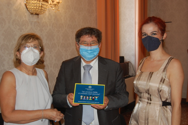 Il Rettore Francesco Mola con la Presidente del Soroptimist International Club di Cagliari e la delegata per l'uguaglianza di genere, Ester Cois, mostrano la targa del progetto del Club
