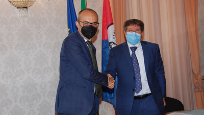 Stretta di mano tra il Sindaco e il Rettore: cresce l'intesa con l'amministrazione comunale